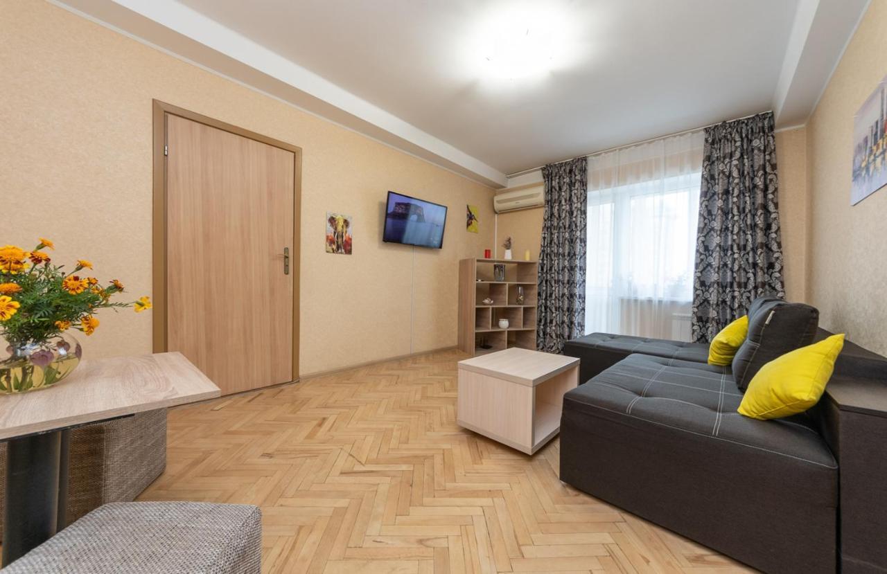 1 Bedroom Apart Near Metro Pecherska Kiev Bagian luar foto