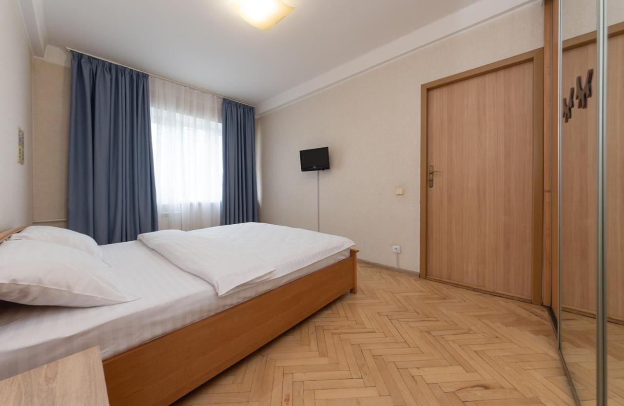 1 Bedroom Apart Near Metro Pecherska Kiev Bagian luar foto