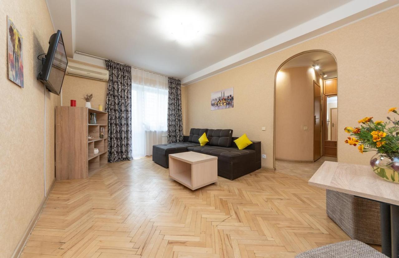 1 Bedroom Apart Near Metro Pecherska Kiev Bagian luar foto