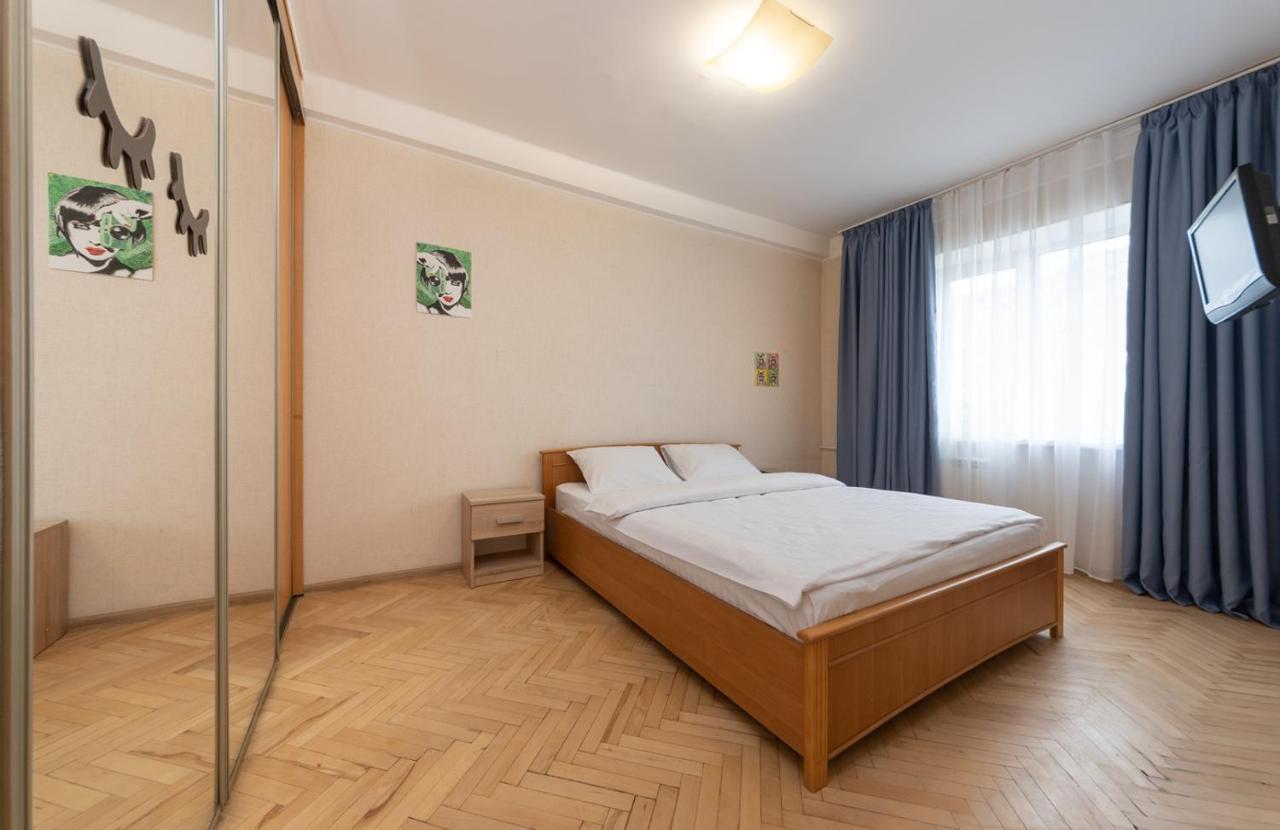 1 Bedroom Apart Near Metro Pecherska Kiev Bagian luar foto