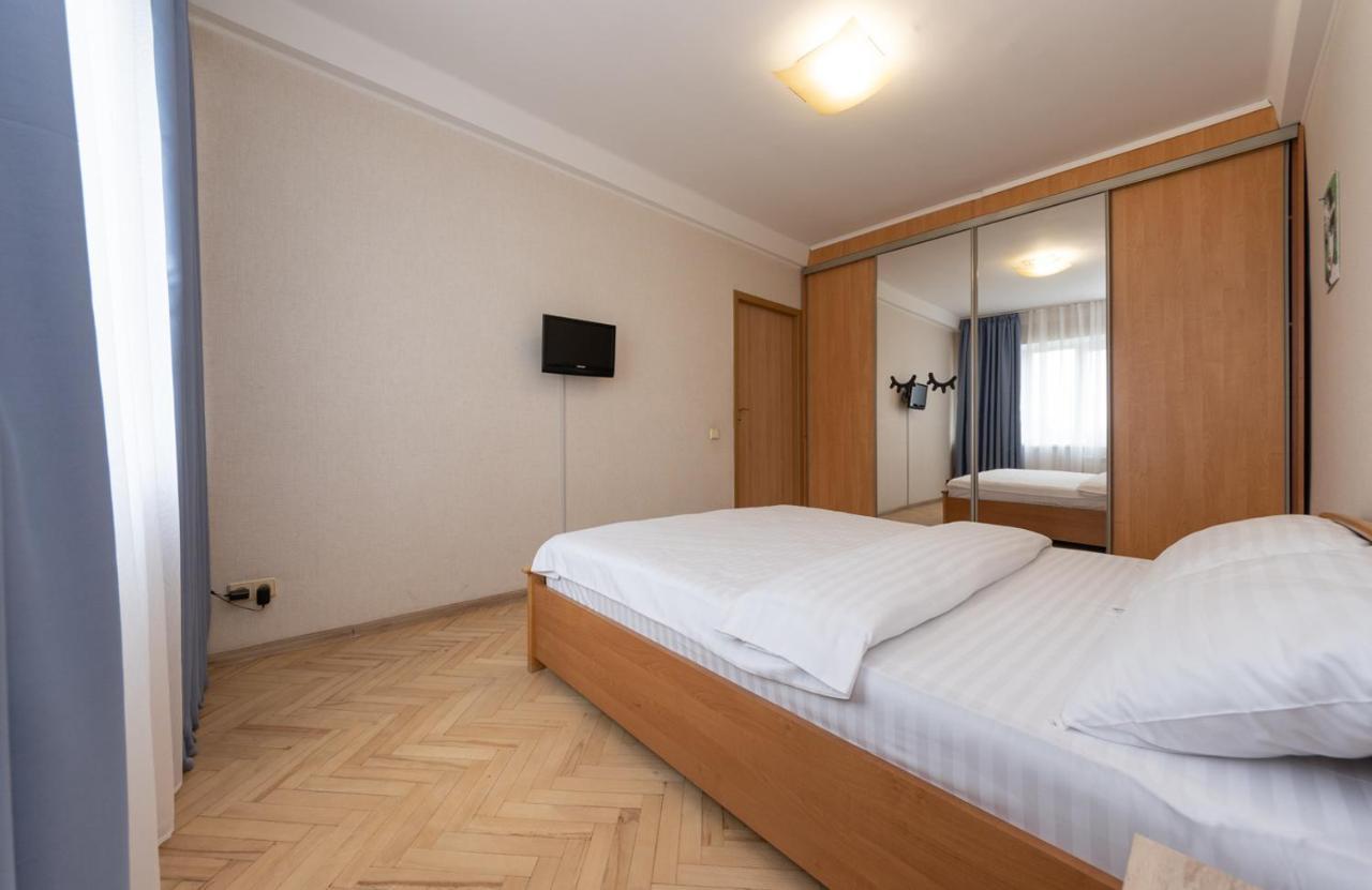 1 Bedroom Apart Near Metro Pecherska Kiev Bagian luar foto